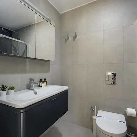 Beautiful Airy Duplex 2bd25bath Central Gem #172 公寓 *
