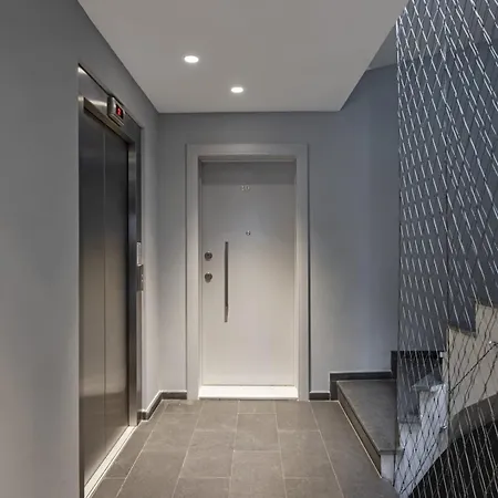Beautiful Airy Duplex 2bd25bath Central Gem #172 *